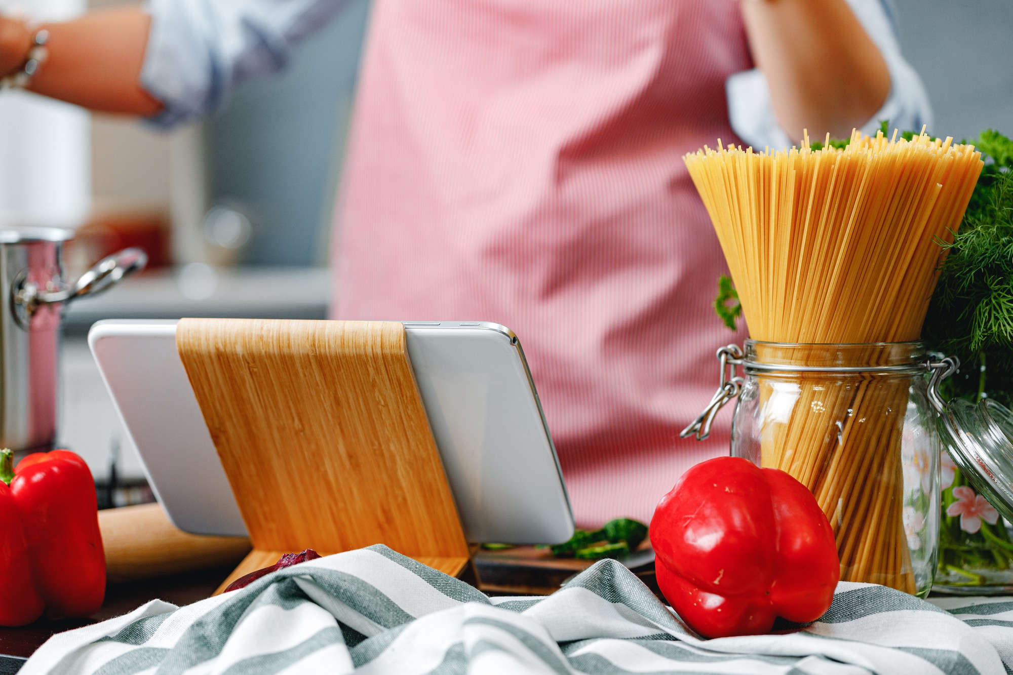 Cucina professionale con attrezzature e chef
