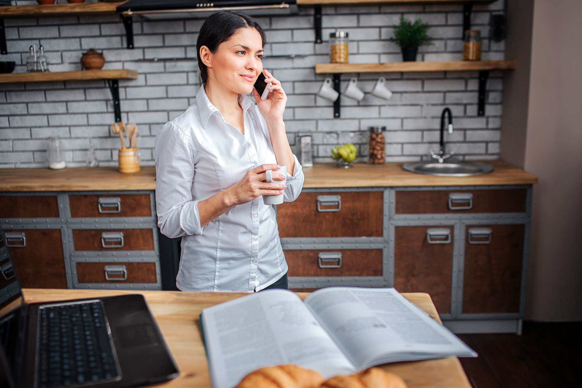 Consulente che parla al telefono